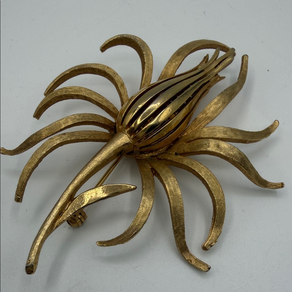 V.T.G 1940’s COROCRAFT Gold Tone Satin Brushed Thistle Flower Brooch Pin.